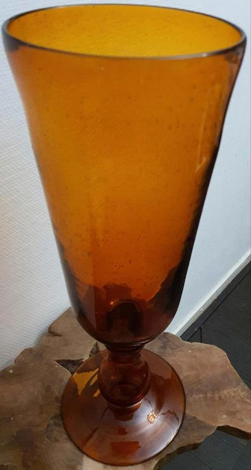 Vaas antiek mondgeblazen glaskunst op voet amber bruin glas, Antiek en Kunst, Antiek | Glas en Kristal, Ophalen of Verzenden
