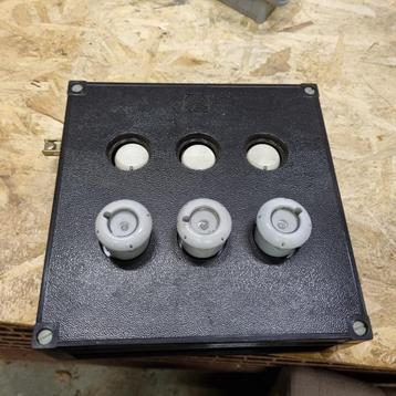 traditionele elektra groepenkast elektra 3 groepen 22x22 cm beschikbaar voor biedingen