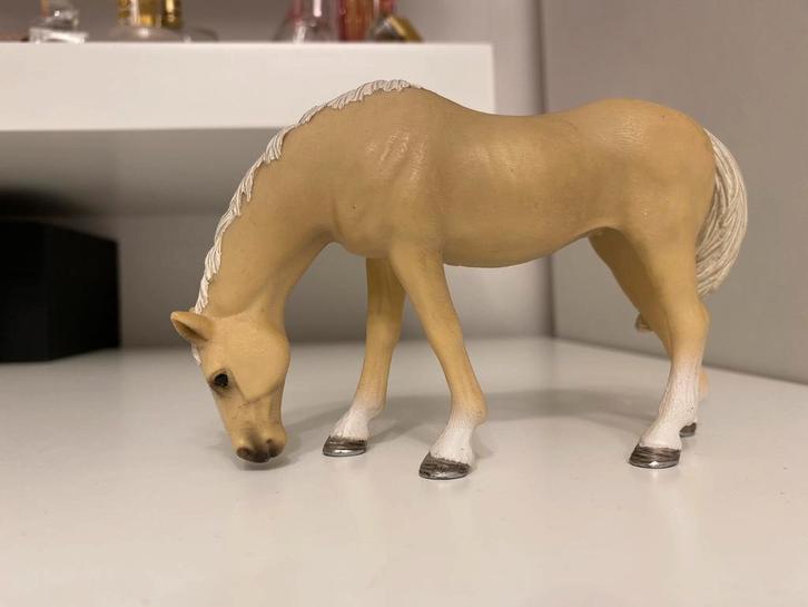 Schleich 13701 Akhal Teke Grazende Merrie, Verzamelen, Dierenverzamelingen, Zo goed als nieuw, Beeldje of Figuurtje, Paard, Ophalen of Verzenden