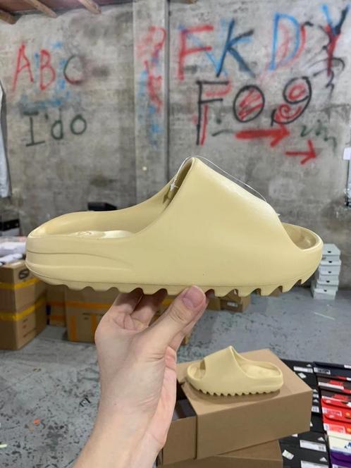 Yeezy Slides Resiny | Maat 40, Kleding | Heren, Schoenen, Nieuw, Ophalen of Verzenden