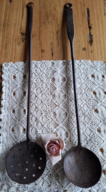 Lange antieke smeedijzeren schuimspaan en lepel beschikbaar voor biedingen