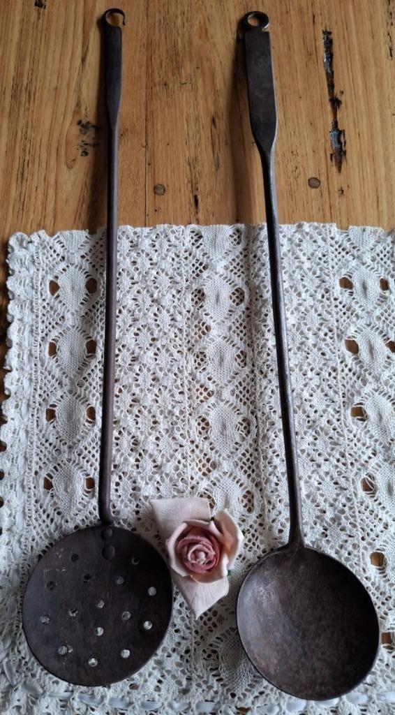 Lange antieke smeedijzeren schuimspaan en lepel, Antiek en Kunst, Antiek | Keukenbenodigdheden, Ophalen of Verzenden