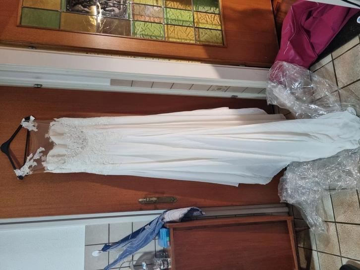 Trouwjurk (merk pron. Pradal) inclusief hoepel en sluier, Kleding | Dames, Trouwkleding en Trouwaccessoires, Zo goed als nieuw