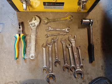Gereedschapkist met gereedschap en vetspuit beschikbaar voor biedingen
