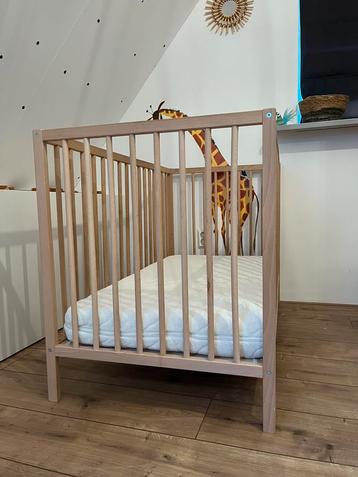 Houten ledikant beschikbaar voor biedingen