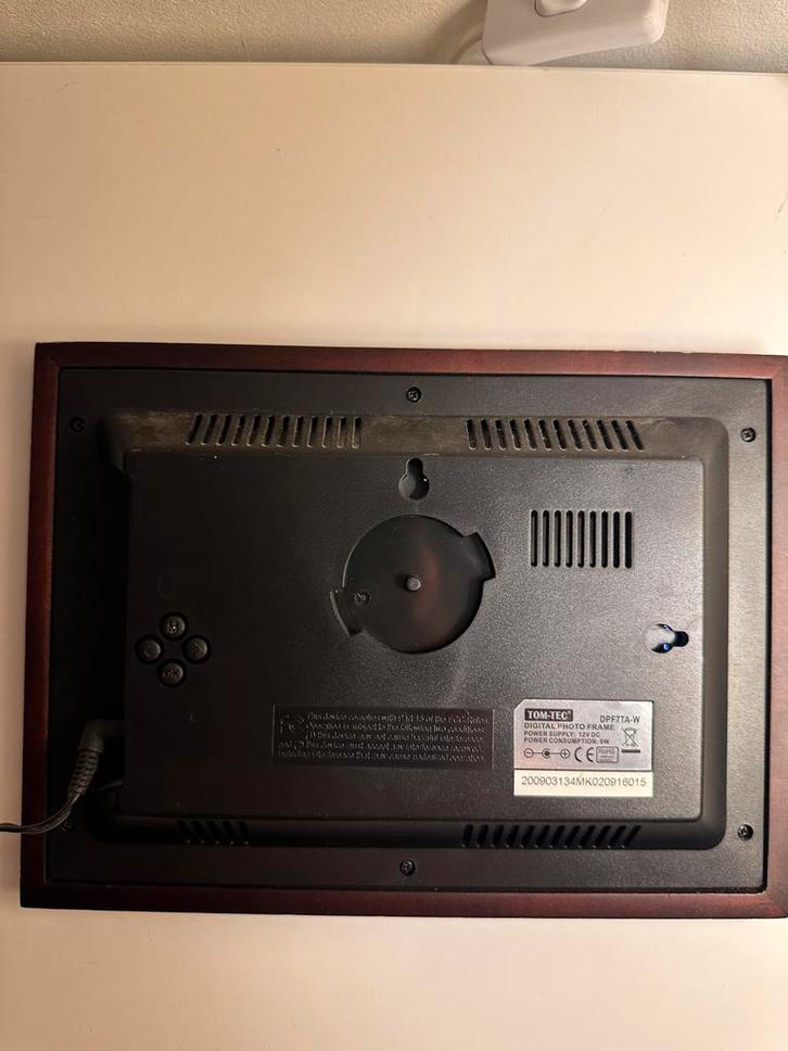 TOM-TEC Digitale Fotolijst Houten Frame 7 inch, Audio, Tv en Foto, Fotografie | Digitale fotolijsten, Gebruikt, Kleiner dan 8 inch