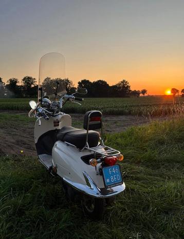 Scooter te koop beschikbaar voor biedingen