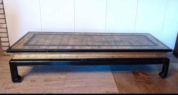 Vintage, zwaar houten salontafel beschikbaar voor biedingen