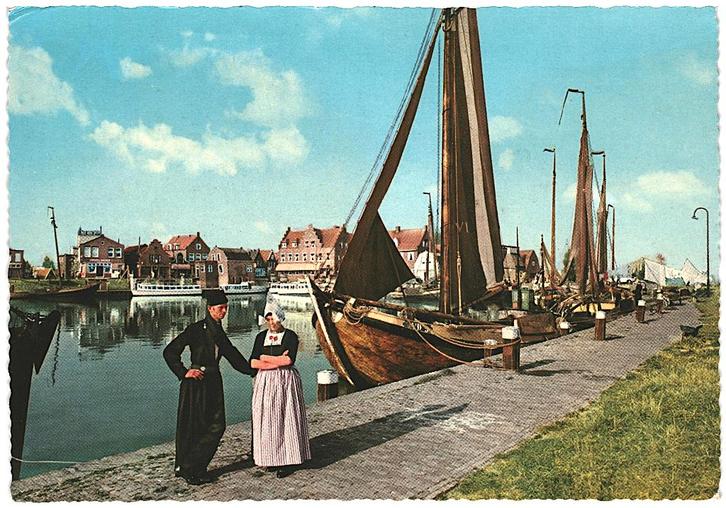 911162 Volendam NH 1971 klederdracht Botter Gelopen mt zegel, Verzamelen, Ansichtkaarten | Nederland, Gelopen, Noord-Holland, 1960 tot 1980