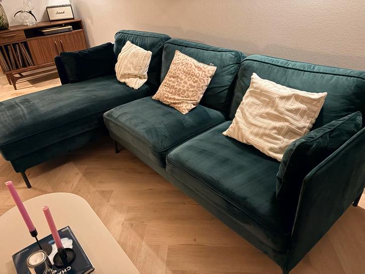 Groene velours bank met chaise longue - Bodio Jenson, Huis en Inrichting, Banken | Complete zithoeken, Gebruikt, Stof, Ophalen