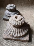 2 antieke stenen pilaarvoeten uit India, Antiek en Kunst, Ophalen