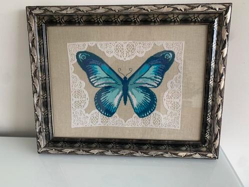 Handgeborduurd schilderij van blauwe vlinder ingelijst, Hobby en Vrije tijd, Borduren en Borduurmachines, Ophalen of Verzenden