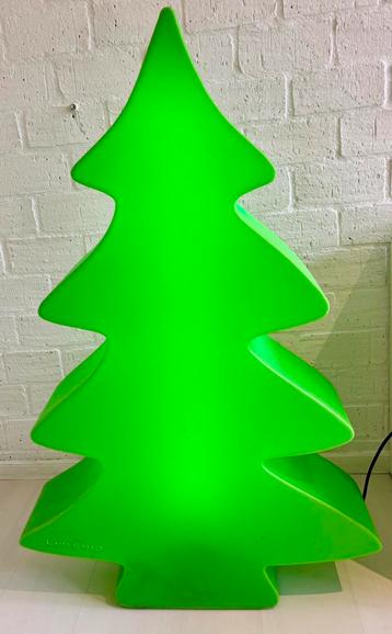 Lichtgevende kerstboom beschikbaar voor biedingen