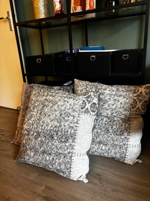 3 grijze kussens, Huis en Inrichting, Woonaccessoires | Kussens, Zo goed als nieuw, Grijs, Vierkant, Ophalen