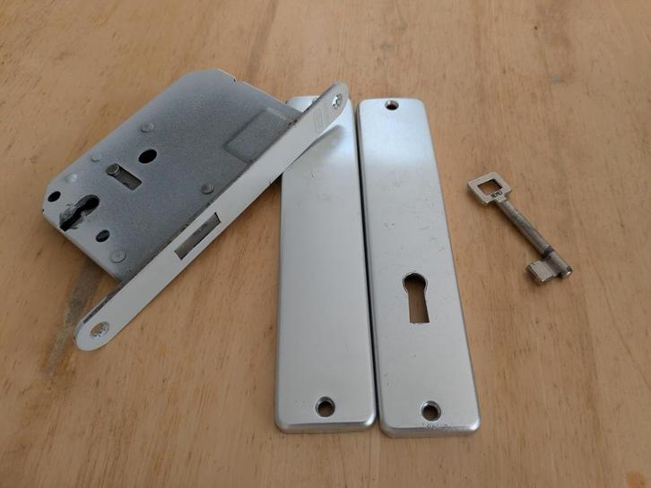 Deurslot / Opbergkastslot met Sleutel & Langschilden, Doe-het-zelf en Verbouw, Hang- en Sluitwerk, Gebruikt, Slot, Ophalen of Verzenden