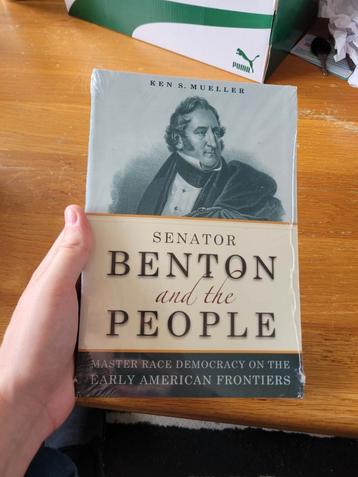 Senator Benton and the People beschikbaar voor biedingen