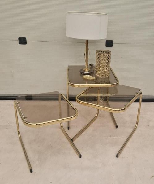 Vintage 'gouden' nesting set met rookglazen platen., Huis en Inrichting, Tafels | Bijzettafels, Gebruikt, Rechthoekig, Minder dan 45 cm
