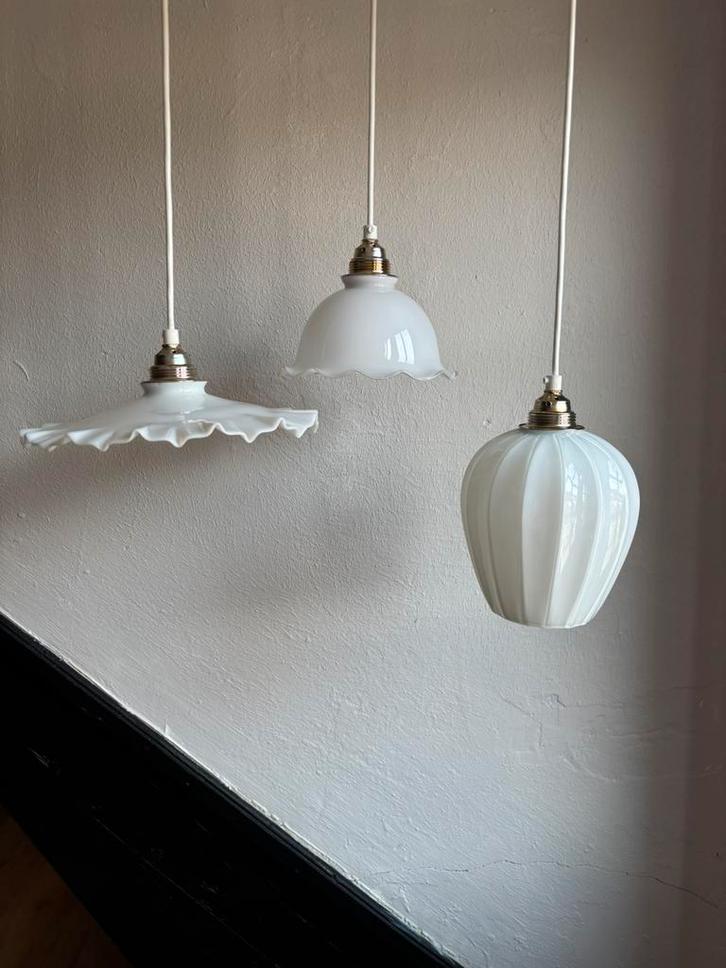 Vinatage Franse set 3 hanglampen wit melkglas sierlijk, Huis en Inrichting, Lampen | Hanglampen, Zo goed als nieuw, Minder dan 50 cm