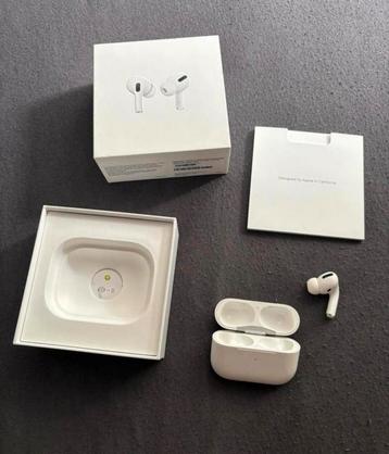 Airpods pro 1st gen. (1 oortje met oplaadcase) beschikbaar voor biedingen