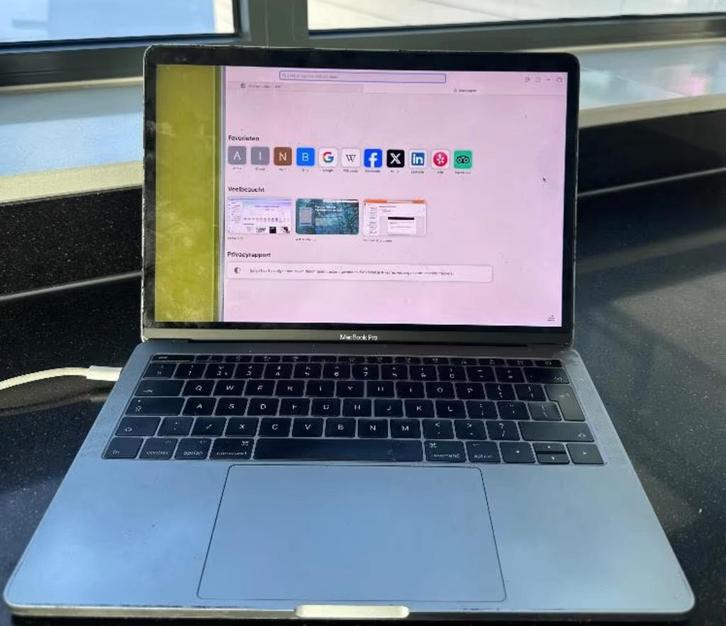 MacBook Pro 13” 2017 – scherm links kapot (zie foto), Computers en Software, Apple Macbooks, MacBook Pro, 13 inch, 2 tot 3 Ghz