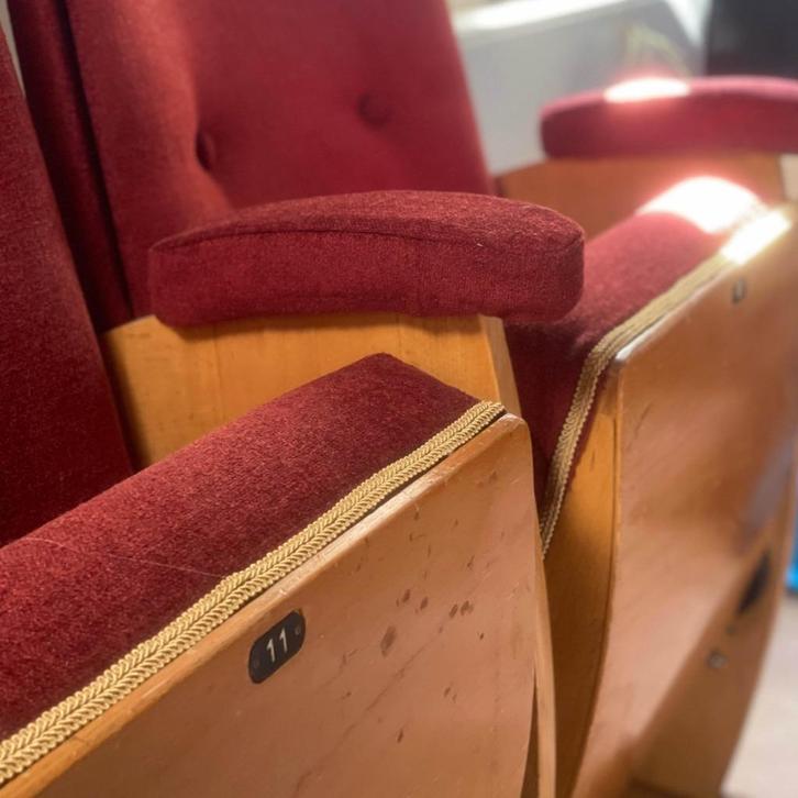 Unieke vintage theaterstoelen uit 1930 - opnieuw gestoffeerd, Huis en Inrichting, Stoelen, Gebruikt, Drie, Hout, Stof, Rood, Ophalen