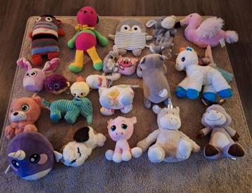 Set van 20 vrolijke en kleurrijke knuffels beschikbaar voor biedingen