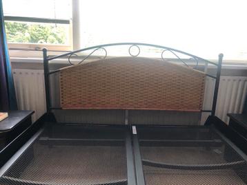 Metalen bed met lattenbodem