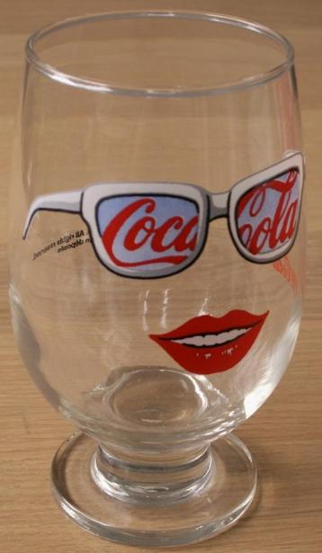 Coca Cola glas op voet met afbeelding hoofd met zonnebril beschikbaar voor biedingen