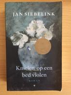 Knielen op een bed violen, Boeken, Gelezen, Jan Siebelink, Ophalen of Verzenden, Literatuur
