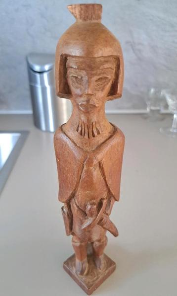 Beeldje, houtsnijwerk. beschikbaar voor biedingen