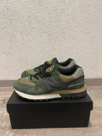 NEW BALANCE 574 X STONE ISLAND LEGACY DARK GREEN, Kleding | Heren, Schoenen, Ophalen of Verzenden, Nieuw, Overige kleuren