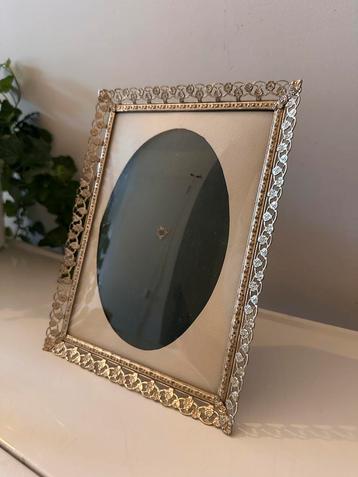 Jaren 60 vintage fotolijstje met opengewerkte rand beschikbaar voor biedingen