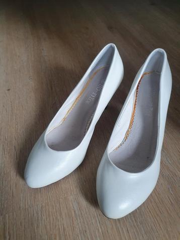 Witte pumps - maat 40 beschikbaar voor biedingen