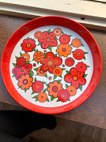 Prachtig retro dienblad rond metaal beschikbaar voor biedingen