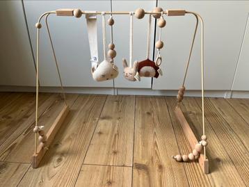 Speelboog andme babygym met 3 main sauvage hangers beschikbaar voor biedingen