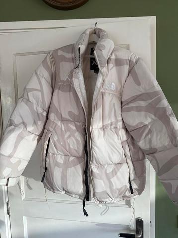 North Face x Kaws Winterjas XL beschikbaar voor biedingen