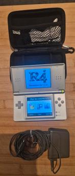 Nintendo DS Lite Zilver incl. R4 Chip + Games, Gebruikt, Ophalen of Verzenden, DS Lite, Met beschermhoes of tas