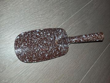 Vintage bruin gewolkt emaille schepje beschikbaar voor biedingen