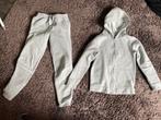 Grijs trainingspak maat 134/140, Ophalen of Verzenden, Zo goed als nieuw, Jongen of Meisje, Sport- of Zwemkleding