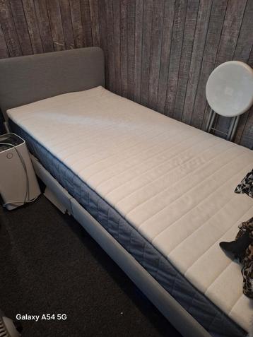 ikea 1 persoons bed + topper + matras