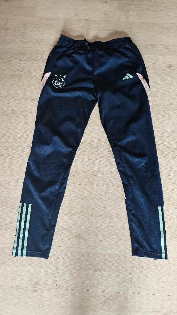 Ajax Trainingsbroek! Seizoen 23/24! Mt XS!, Kleding | Heren, Sportkleding, Zo goed als nieuw, Voetbal, Maat 46 (S) of kleiner