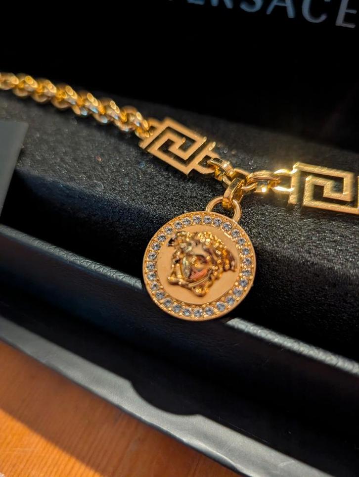 Nieuwe Versace Armband in Doos - Nooit Gedragen!, Sieraden, Tassen en Uiterlijk, Armbanden, Nieuw, Goud, Ophalen