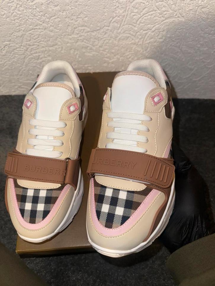 Burberry Sneaker – Beige / Roze, Kleding | Dames, Schoenen, Ophalen