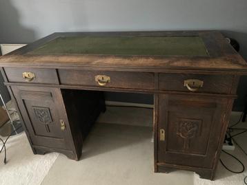 eikenhouten bureau beschikbaar voor biedingen