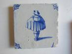 een 17e eeuwse tegel met een man in klederdracht., Antiek en Kunst, Ophalen of Verzenden