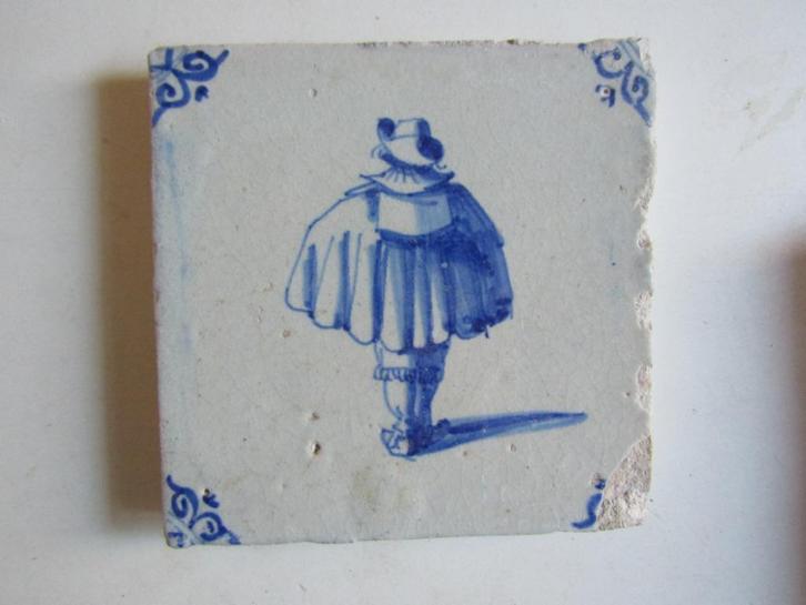 een 17e eeuwse tegel met een man in klederdracht., Antiek en Kunst, Antiek | Wandborden en Tegels, Ophalen of Verzenden