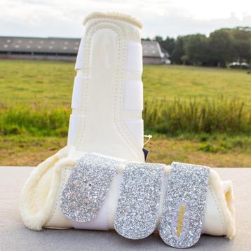 Lak Peesbeschermers M en XL Wit voor paard UITVERKOOP beschikbaar voor biedingen