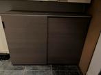 Donkerbruine kast met schuifdeuren, Ophalen, Met plank(en), Gebruikt, 100 tot 150 cm