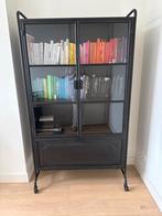Metalen vitrinekast met glazen deuren, Ophalen, 100 tot 150 cm, Zo goed als nieuw, Metaal