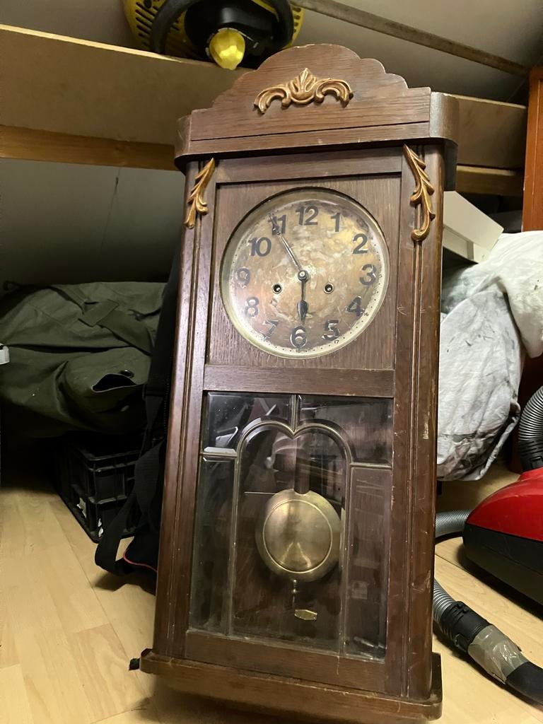 Antieke Wandklok met Slinger en Opwindsleutel, Ophalen of Verzenden